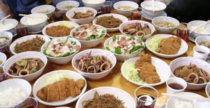 Khẩu phần một 'núi thức ăn' của nhà vô địch sumo thế giới