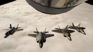 Soi sức mạnh của tiêm kích tối tân nhất thế giới mà Mỹ đưa tới gần Iran