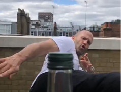 Giới trẻ thích thú với thử thách xoay người đá bay nắp chai