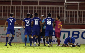 Video: Cầu thủ bỏ bóng đá người thô bạo ở cúp Quốc gia