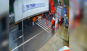 Clip: Đi vào điểm mù của xe tải, cô gái hứng cơn mưa 'gạch đá'