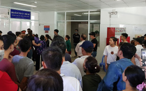Thanh niên bị tạm giam nhập viện trong tình trạng nguy kịch, người nhà gây náo loạn bệnh viện