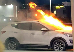 Clip: Ô tô bốc cháy trên cầu vượt sân bay Đà Nẵng
