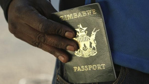 Đất nước nơi người dân không thể xuất ngoại vì thiếu tiền mua mực, giấy in hộ chiếu