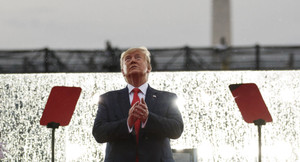 Máy nhắc chữ gây 'đại họa' cho Tổng thống Trump trong lễ kỷ niệm Quốc khánh