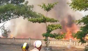 Cháy rừng giữa trưa nắng ở Đà Nẵng, hơn 200 người vật lộn 3 tiếng đồng hồ dập lửa