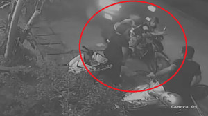 Clip: Dừng xe dưới lòng đường để nói chuyện, hai mẹ con bị ô tô tông trúng