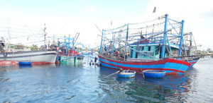 Tàu cá chìm nghỉm gần cửa biển, 6 ngư dân Quảng Nam may mắn thoát chết