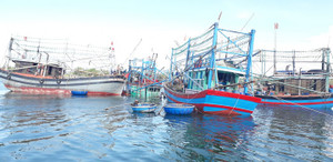 Hơn 12 tiếng đồng hồ trục vớt con tàu đắm ở gần biển Cửa Đại