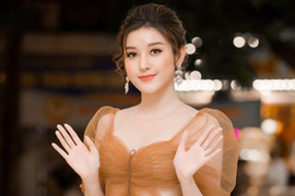 Á hậu Huyền My gây chú ý khi mặc váy xuyên thấu, đeo nhẫn hơn 1 tỷ đồng