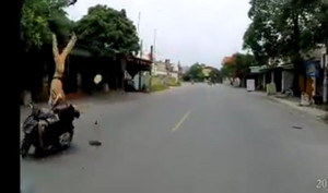 Bị xe máy lao như bay hất văng lên không trung, chiến sỹ CSGT Hải Phòng nguy kịch