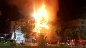 Cửa hàng ảnh viện áo cưới bùng cháy trong đêm, dân đập cửa hô hoán chủ nhà chạy thoát thân