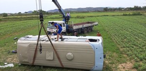 Xe khách chở gần 30 công nhân lao xuống ruộng, lật nghiêng ở Nghệ An