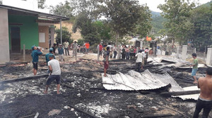 2 tiếng đồng hồ chìm trong biển lửa, căn nhà gỗ ở huyện miền núi Quảng Nam bị thiêu rụi