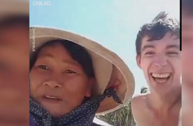 Clip: Người phụ nữ bán hàng rong và màn chào mời khiến khách Tây cười ngặt nghẽo