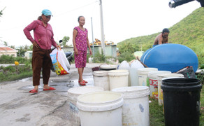 Thiếu nước trầm trọng, dân xã đảo ở Quảng Nam mang thùng vượt hàng cây số hứng nước suối trong đêm