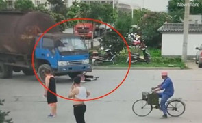 Clip: Người phụ nữ vác xe đạp nằm lăn trước bánh xe tải nhằm 'ăn vạ'