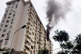 Hiện trường chung cư 17 tầng ở Hà Nội bốc cháy, cư dân hoảng sợ tháo chạy