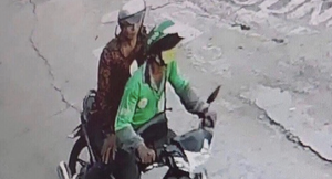 Tài xế GrabBike bị nam thanh niên cứa cổ, cướp xe máy ở TP.HCM