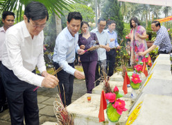 Nguyên Chủ tịch nước Trương Tấn Sang dâng hương ở nghĩa trang Vị Xuyên