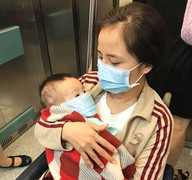 Nỗi đau xé ruột của mẹ đơn thân nhìn con trai 10 tháng tuổi đau đớn với nhiều vết lở loét khắp người