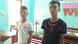 Tóm 2 kẻ phát tờ rơi ‘tín dụng đen’ xuyên tỉnh lúc nửa đêm