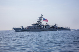 Trên tàu tuần tra Mỹ canh chừng Iran ở Trung Đông