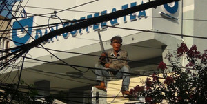 Video: Kẻ ngáo đá cầm dao la hét trên mái nhà, ném đá cảnh sát