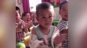 Video: Cậu bé mẫu giáo ngủ gật bị giáo viên và bạn học 'troll'