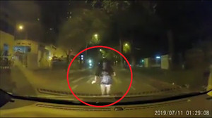 Clip: Cãi nhau với người yêu, cô gái chạy lao đầu vào ô tô hòng tự tử