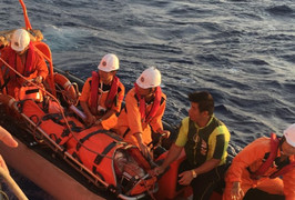 Vượt biển xuyên đêm cứu thuyền trưởng tàu cá bị thương ở Hoàng Sa