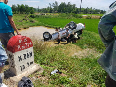 Xe Ford lao từ khúc cua xuống ao, 6 người thương vong ở Nghệ An