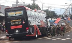 Xe khách nổ lốp tông gãy cột điện ở Đắk Nông