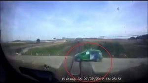 Clip: Hãi hùng giây phút tàu hỏa tông trúng taxi Mai Linh văng hàng chục mét