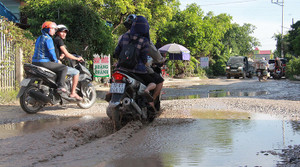 Video: Đường giao thông biến thành đầm lầy, hàng nghìn người dân vật lộn đi qua mỗi ngày