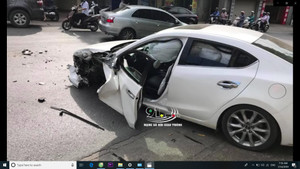 Clip: Vào cua, ô tô con lấn làn tông xe đầu kéo, tài xế thoát chết trong gang tấc