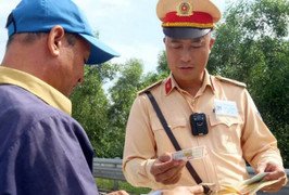 CSGT Hà Nội lần đầu dùng 'mắt thần' gắn ngực ghi hình lái xe vi phạm