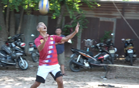 Cựu cầu thủ chơi bóng chuyền bằng chân ở Sài Gòn