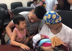 Video: Mẹ ung thư bế con trai xuất viện sau 2 tháng trị bệnh