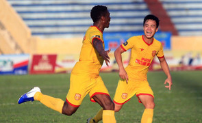 Trung vệ Nam Định ghi bàn thắng đẹp nhất vòng 15 V-League