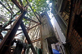 Video: Hàng chục nhà dân xiêu vẹo, phải 'chống nạng' sắt vào chung cư ở Hà Nội