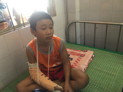 Cậu bé bán vé số bị cướp 1,2 triệu đồng, đánh đập dã man