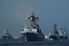 Kỷ niệm Ngày Hải quân Nga: Tàu chiến rầm rộ kéo về St. Petersburg