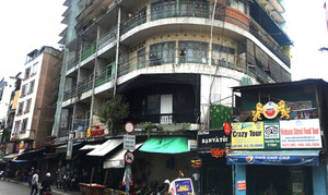 Vì sao cư dân Bùi Viện quyết bám trụ dù chung cư 'có thể sập bất cứ lúc nào'?