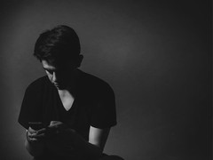 Sử dụng điện thoại di động quá nhiều, trẻ bị liệt cơ mặt, nhập viện tâm thần