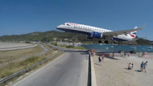 Video: Máy bay sượt qua đầu đám đông khi hạ cánh