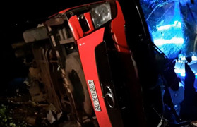 Xe khách tông xe tải trong đêm, nhiều hành khách thương vong