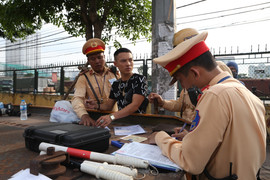 Video: Uống một ngụm bia với bạn, tài xế bị giữ xe 7 ngày
