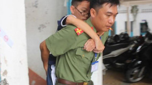 Rơi nước mắt với nam sinh bệnh xương thủy tinh mơ làm dược sĩ