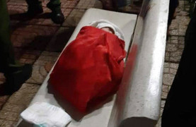 Bé gái 1 tuần tuổi bị bỏ rơi tại hoa viên ở Đắk Nông